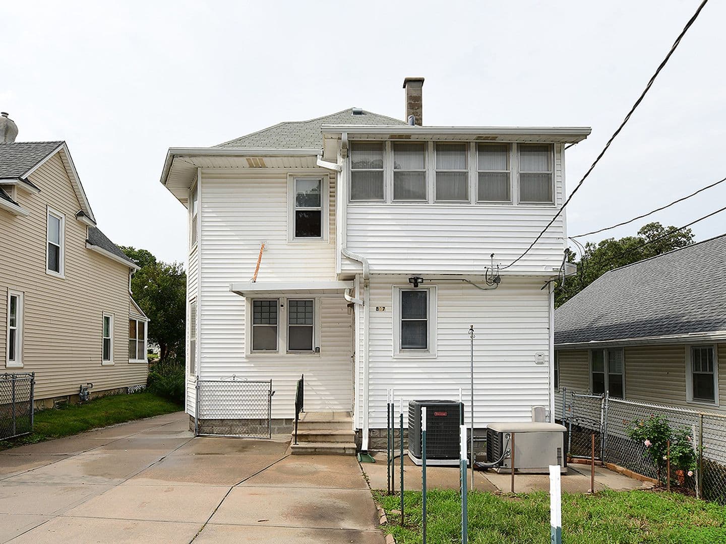 Omaha House: 817 S 36th St