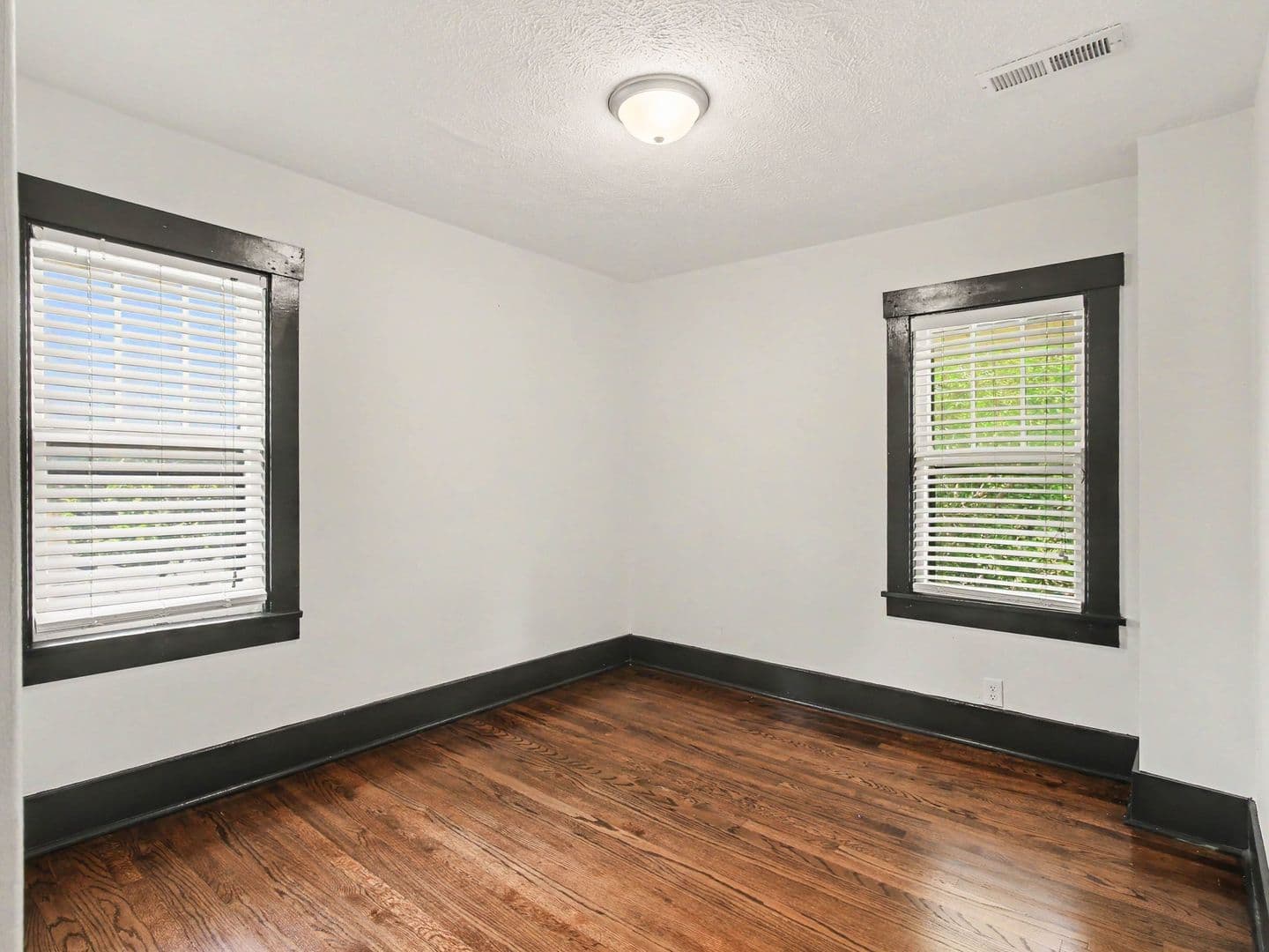 Omaha House: 6354 Parker St