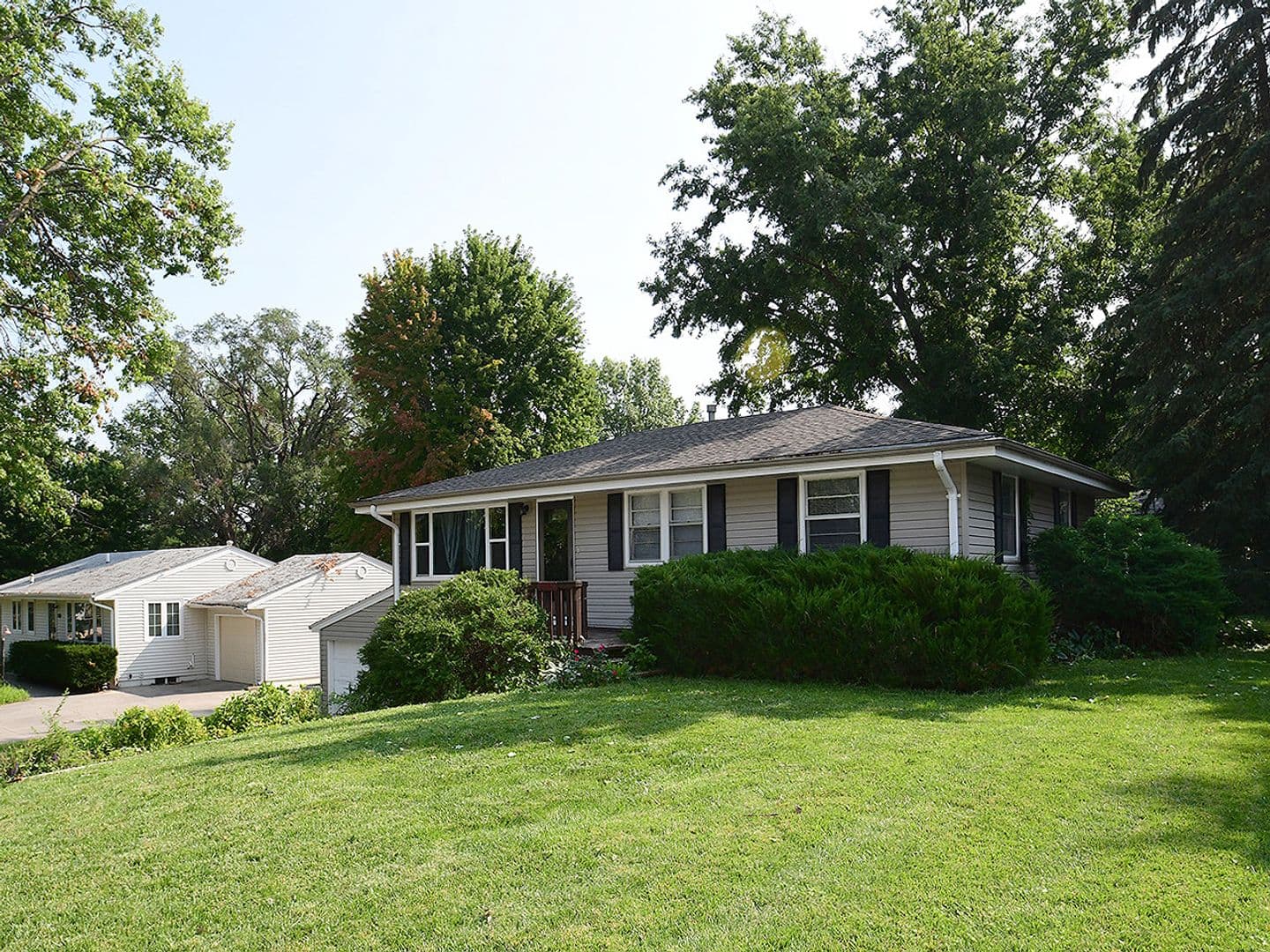Omaha House: 1213 N 89th St