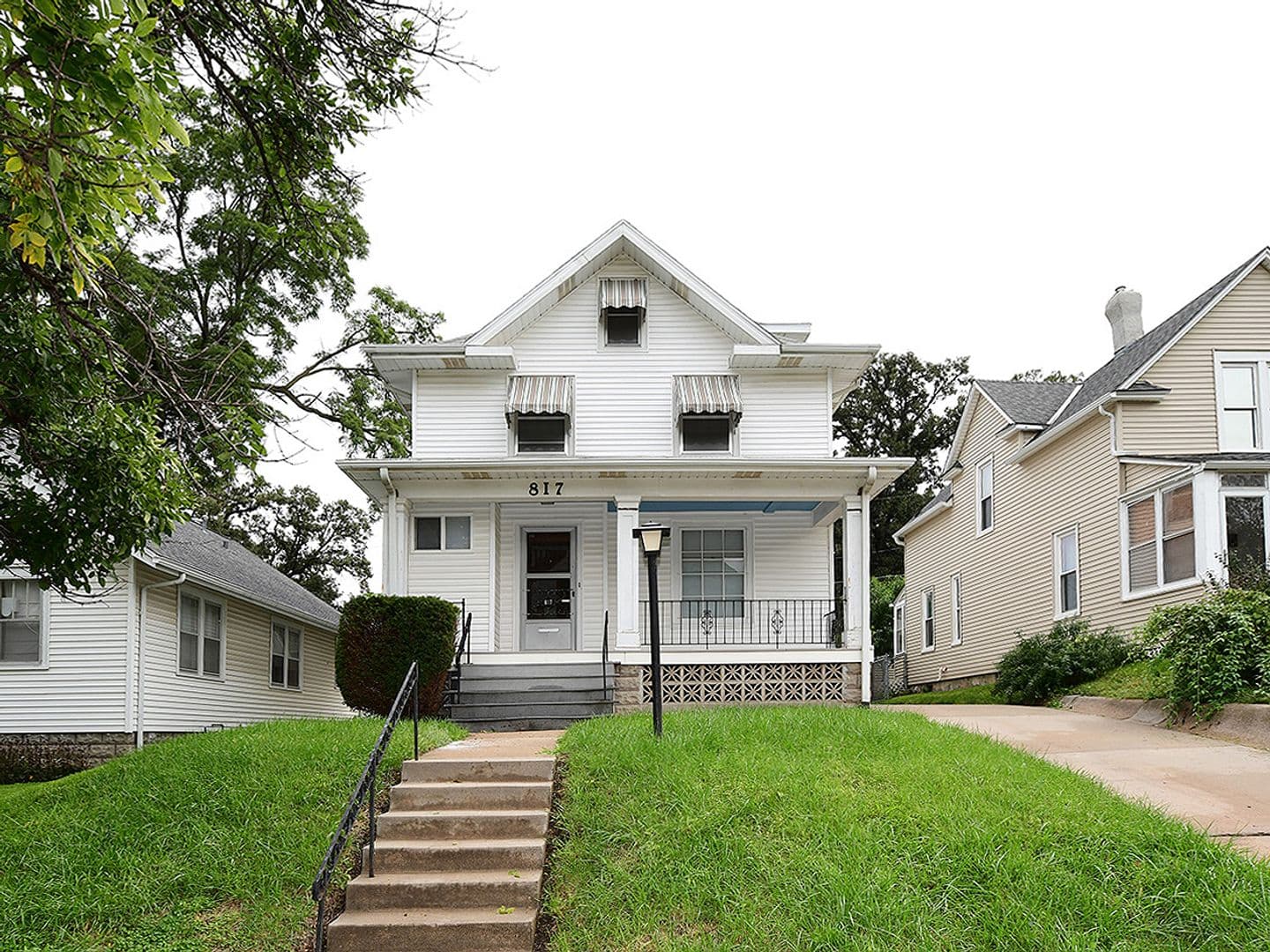Omaha House: 817 S 36th St