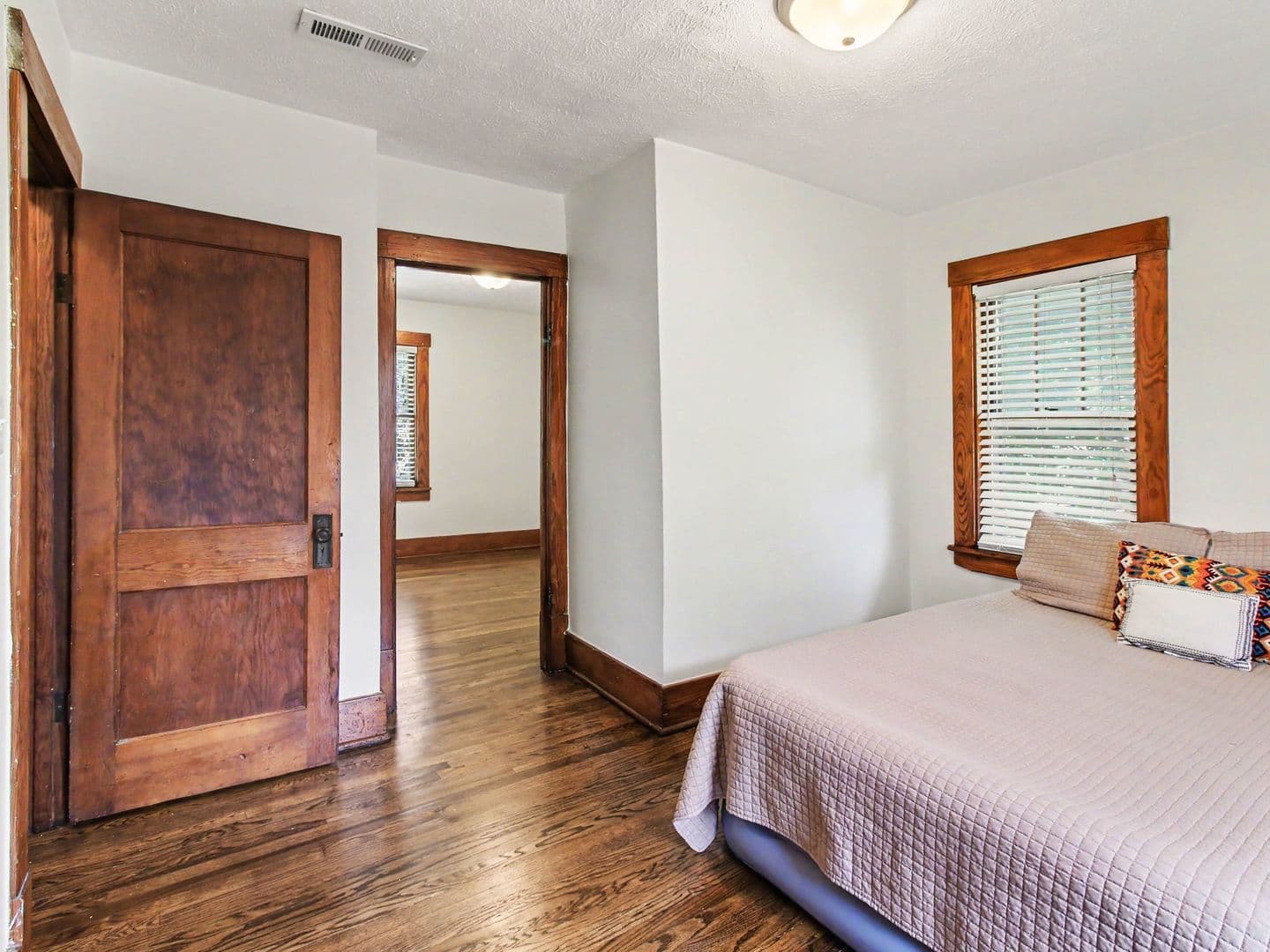Omaha House: 6354 Parker St