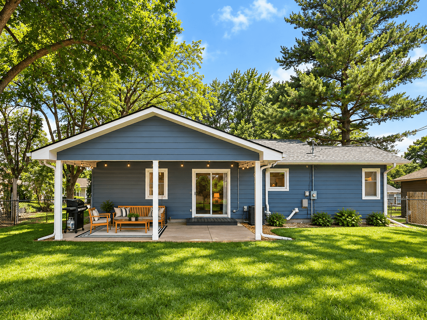Omaha House: 619 S 68th St