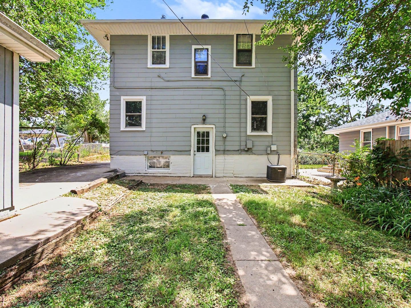 Omaha House: 6354 Parker St