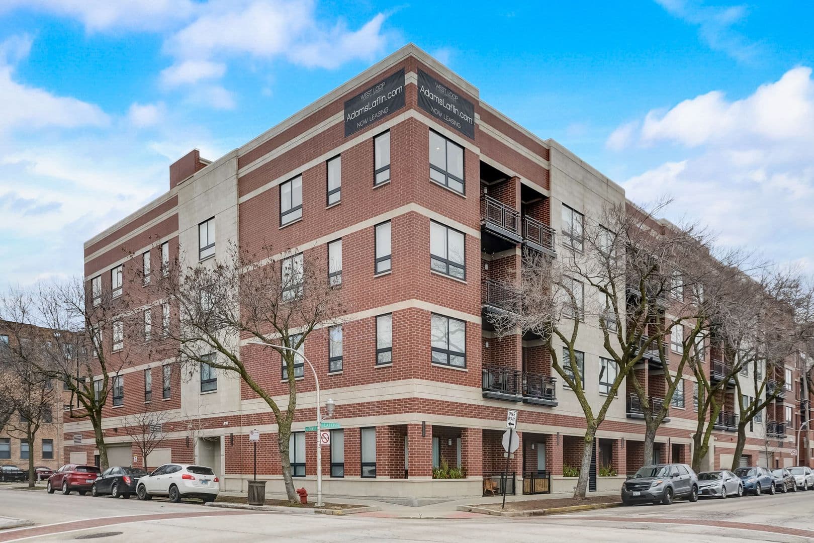 Chicago Apartment: 128 S Laflin St