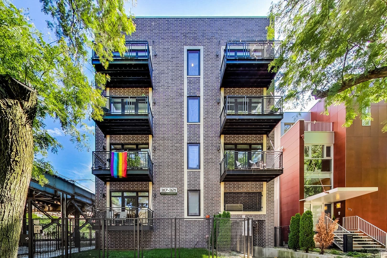Chicago Apartment: 317 W Evergreen Ave