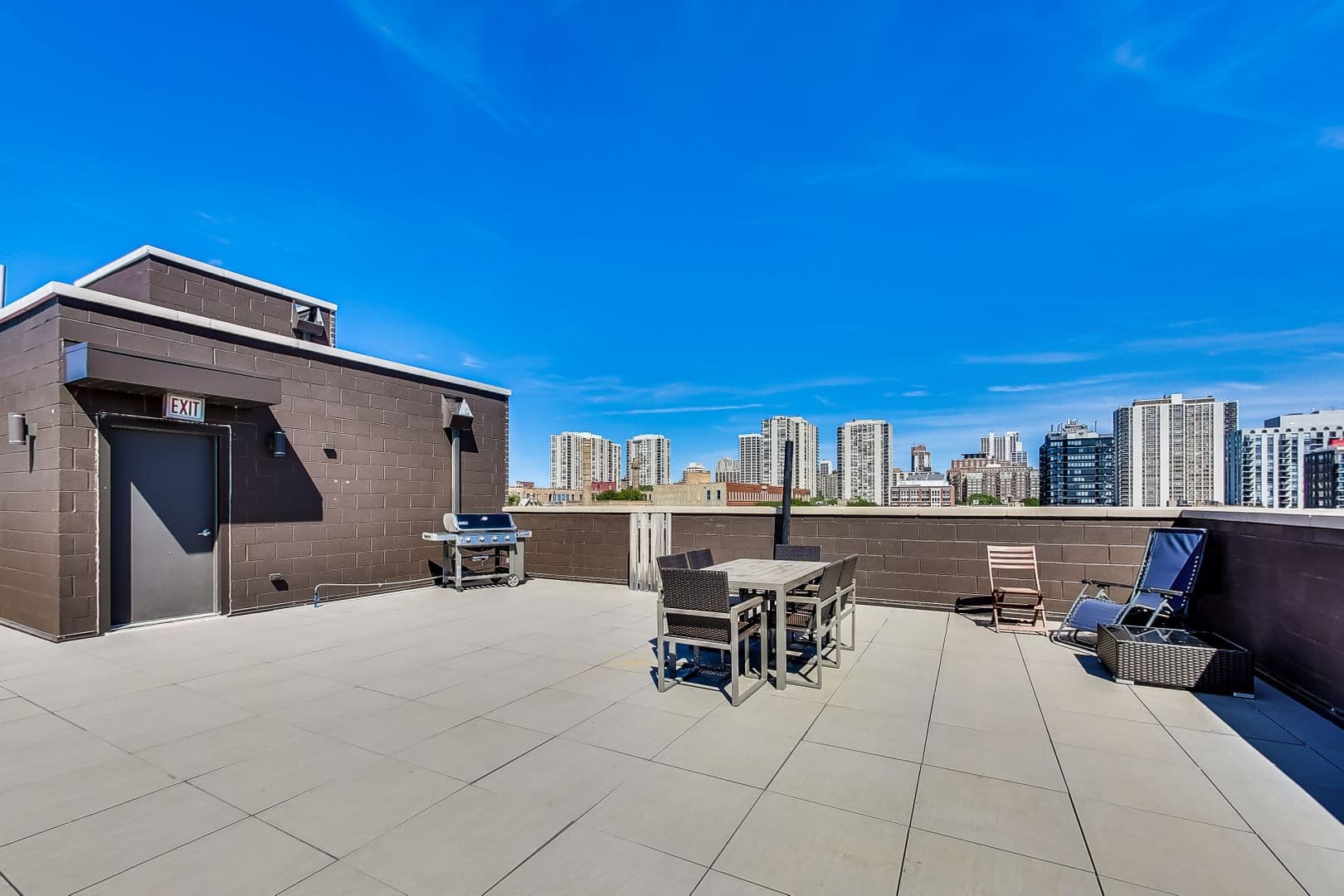 Chicago Apartment: 317 W Evergreen Ave