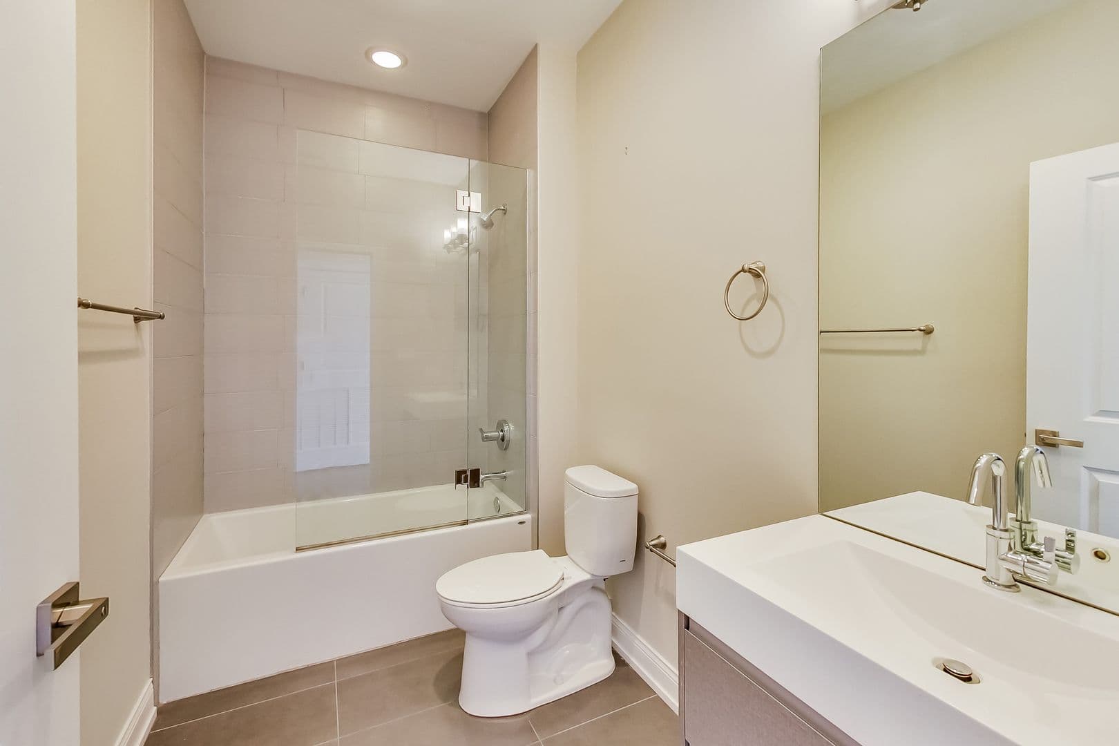 Chicago Apartment: 317 W Evergreen Ave