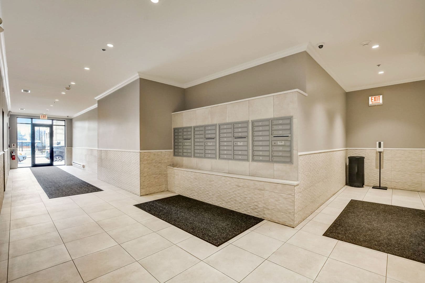Chicago Apartment: 128 S Laflin St