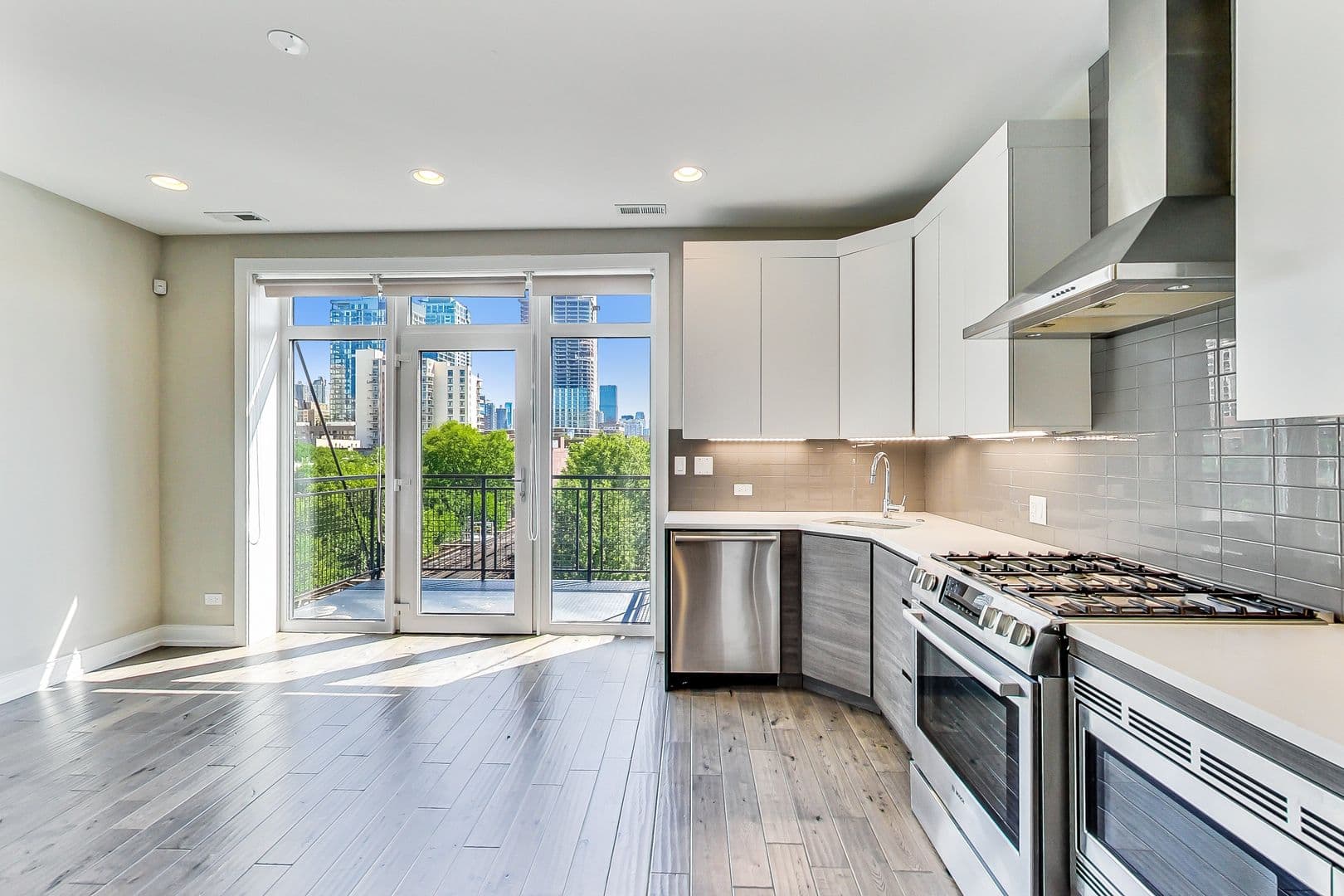 Chicago Apartment: 317 W Evergreen Ave
