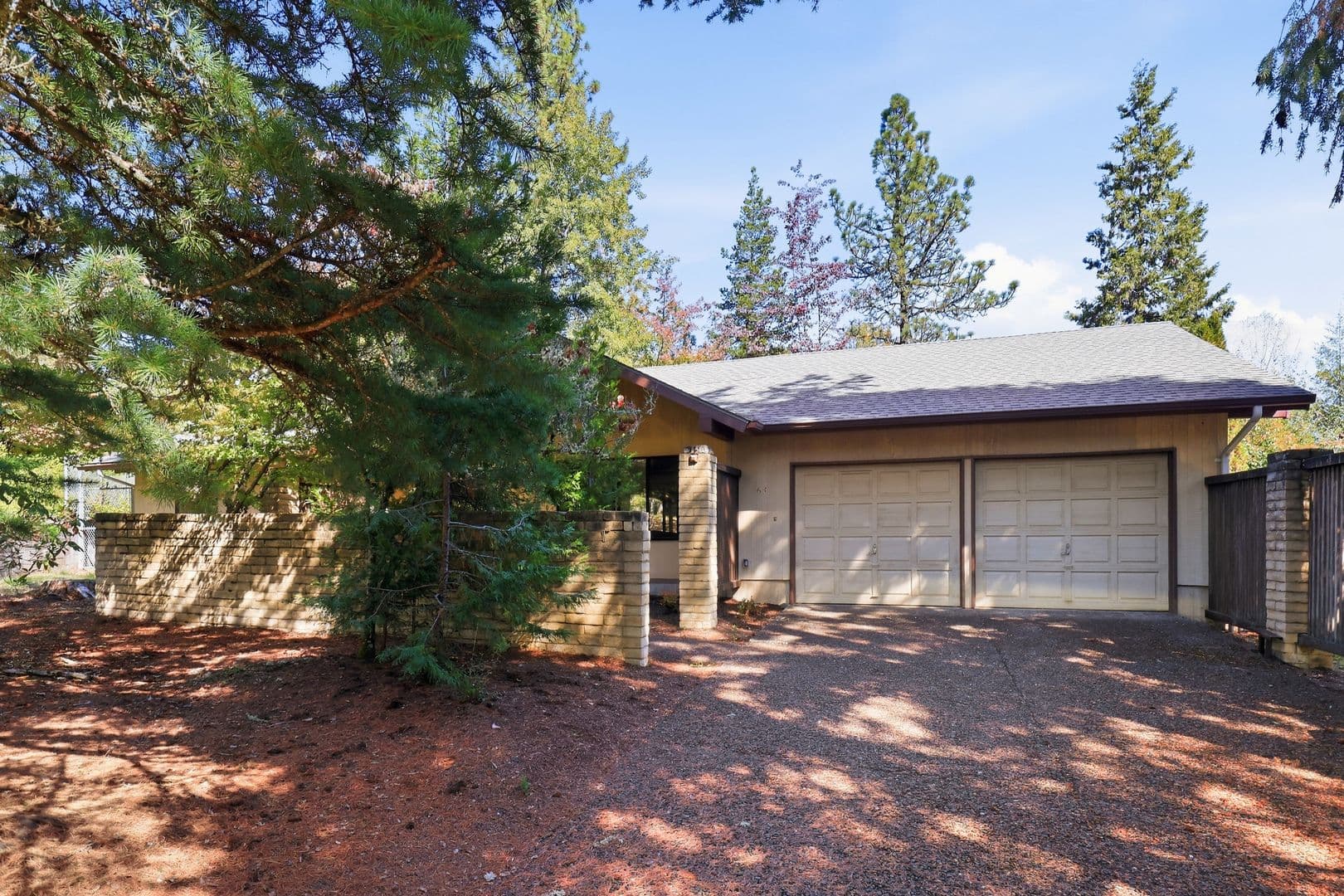 Eugene House: 65 Brae Burn Dr