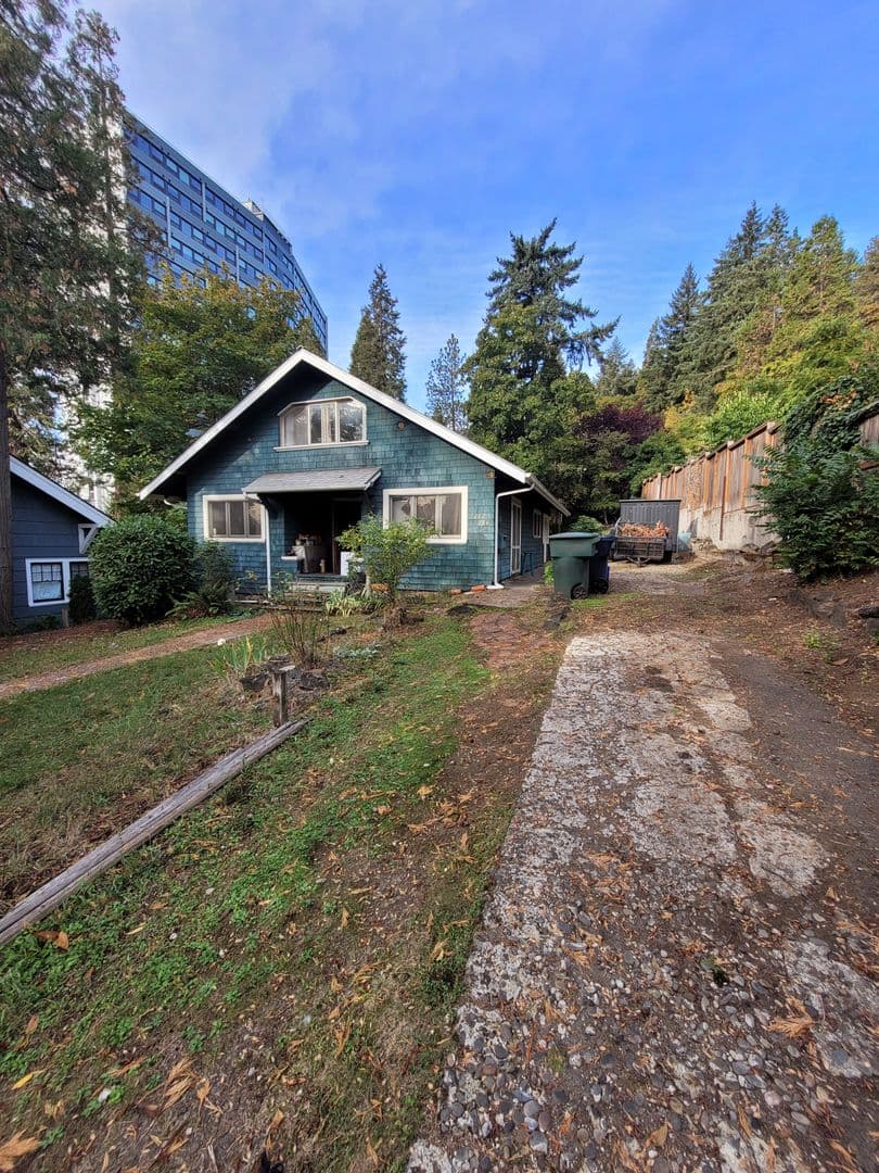 Eugene Apartment: 284 Pearl Street
