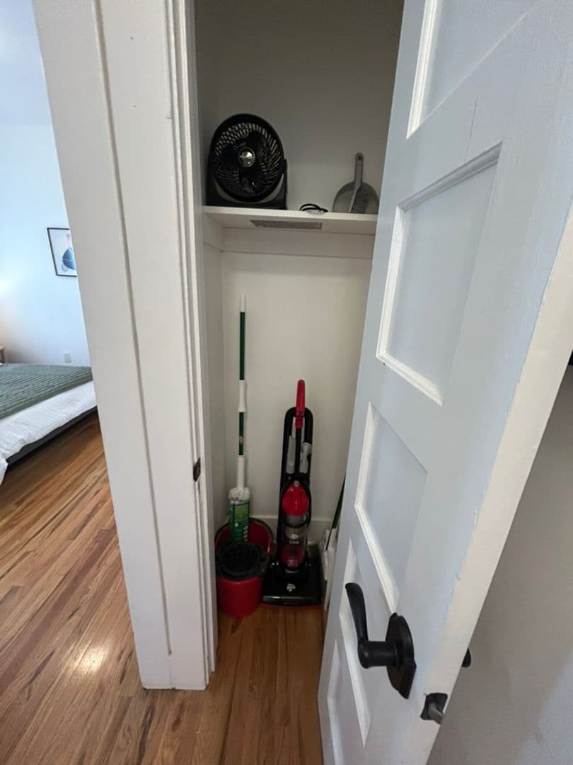 LOS ANGELES Apartment: 1672 S Harvard Ave