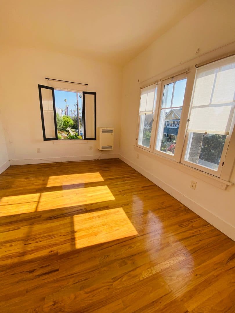 LOS ANGELES Apartment: 1672 S Harvard Ave