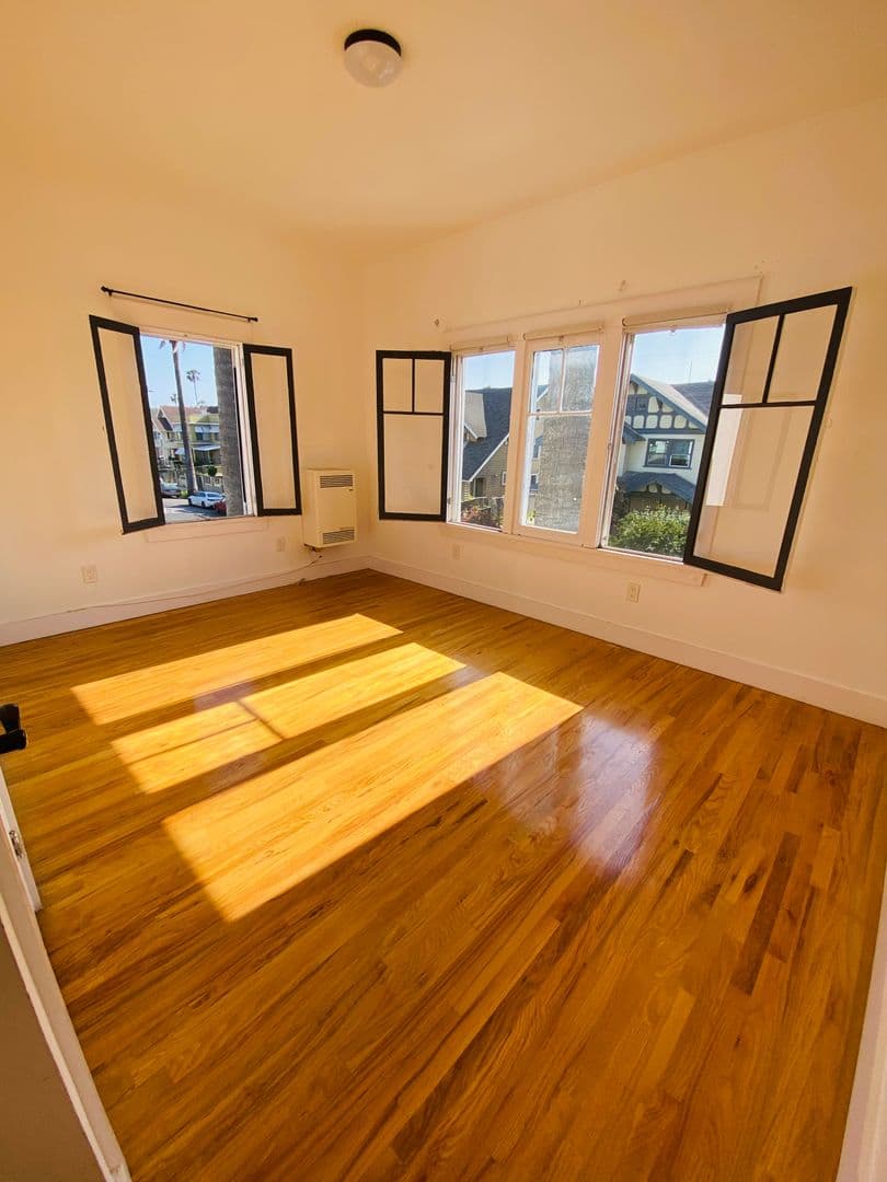 LOS ANGELES Apartment: 1672 S Harvard Ave