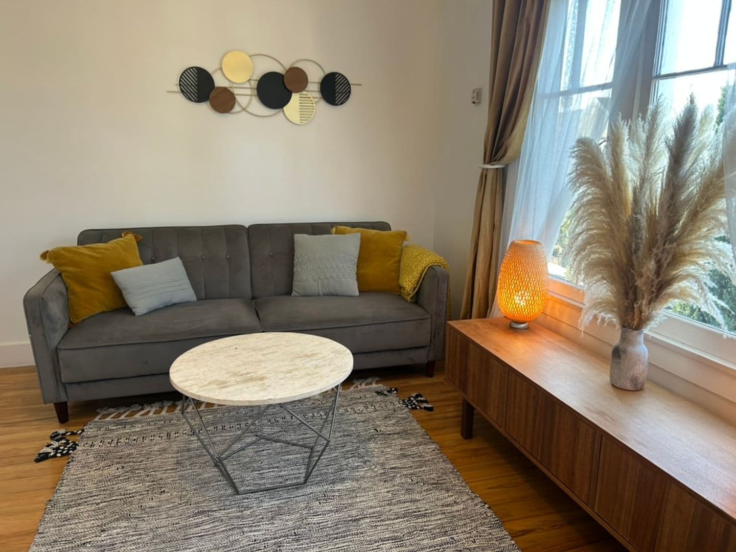 LOS ANGELES Apartment: 1672 S Harvard Ave