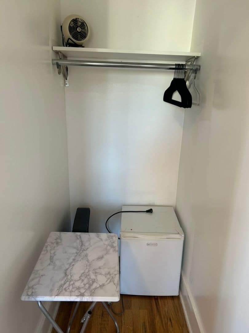 LOS ANGELES Apartment: 1672 S Harvard Ave
