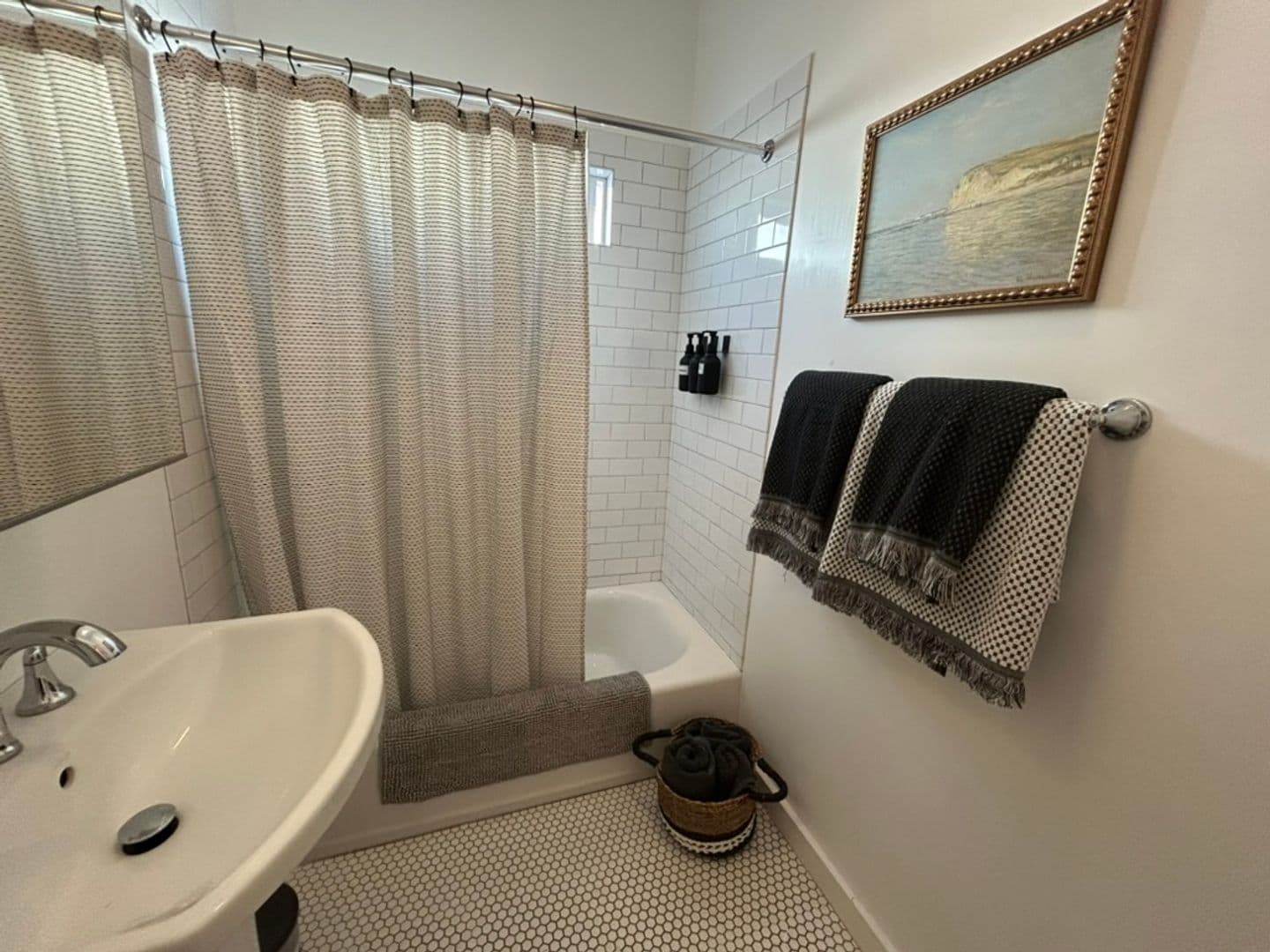 LOS ANGELES Apartment: 1672 S Harvard Ave