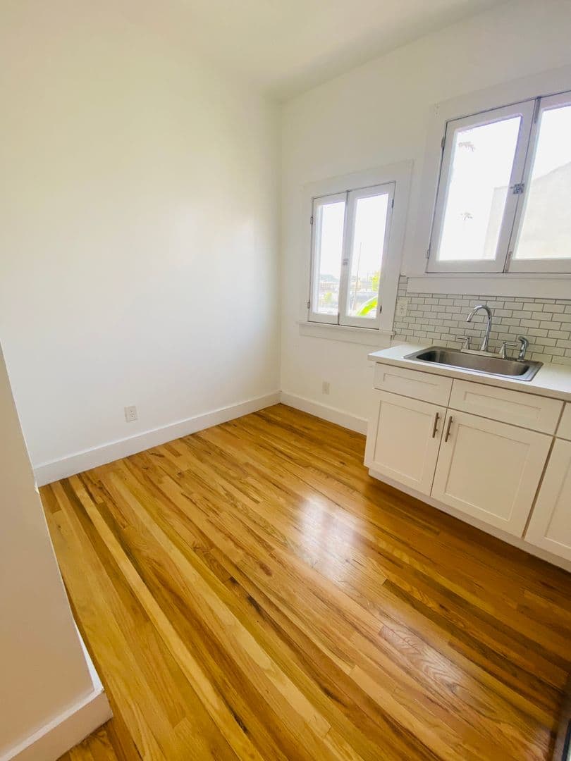 LOS ANGELES Apartment: 1672 S Harvard Ave