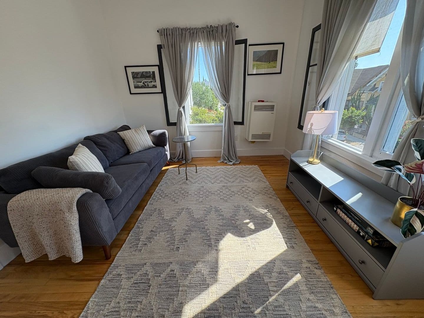 LOS ANGELES Apartment: 1672 S Harvard Ave