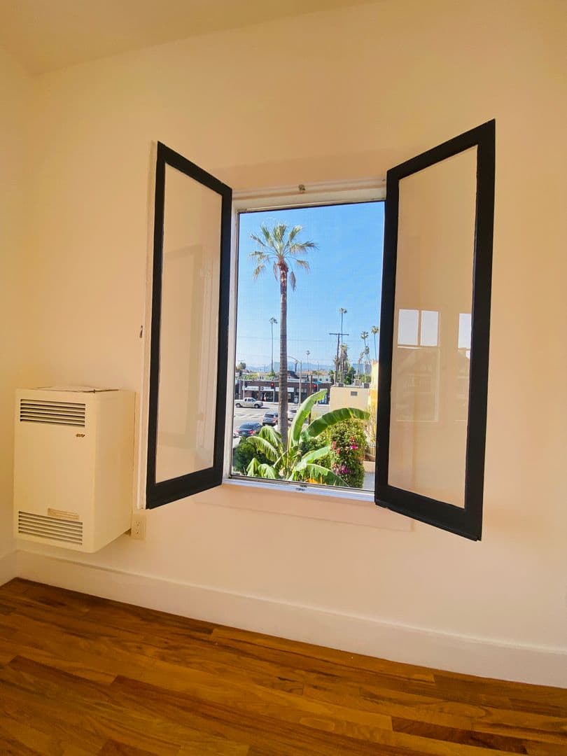 LOS ANGELES Apartment: 1672 S Harvard Ave