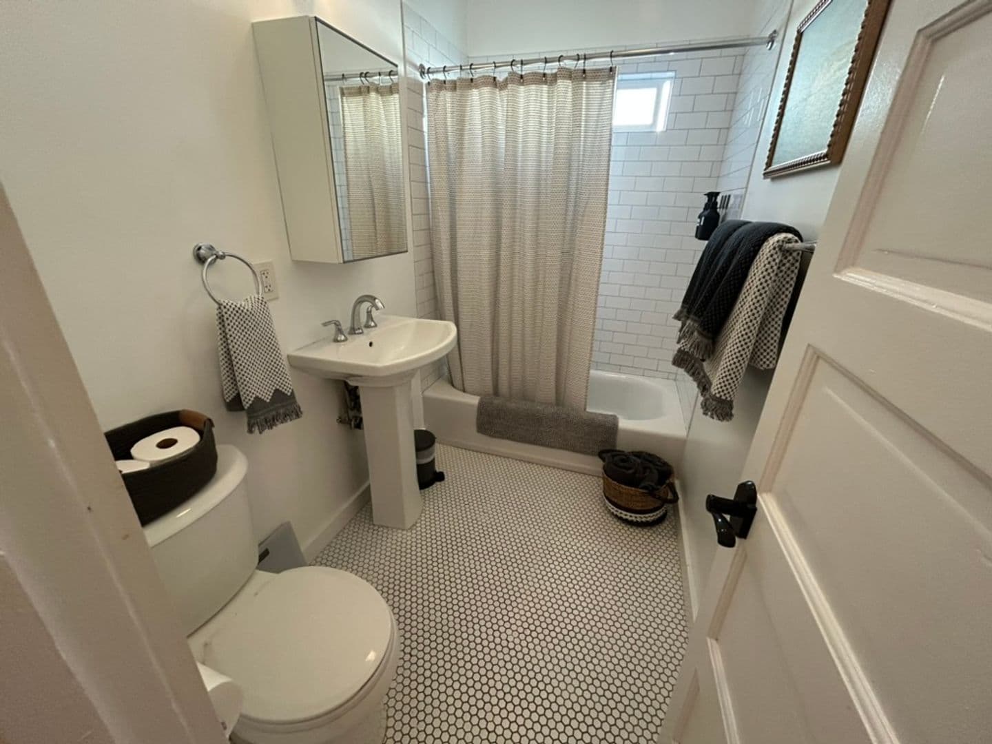 LOS ANGELES Apartment: 1672 S Harvard Ave