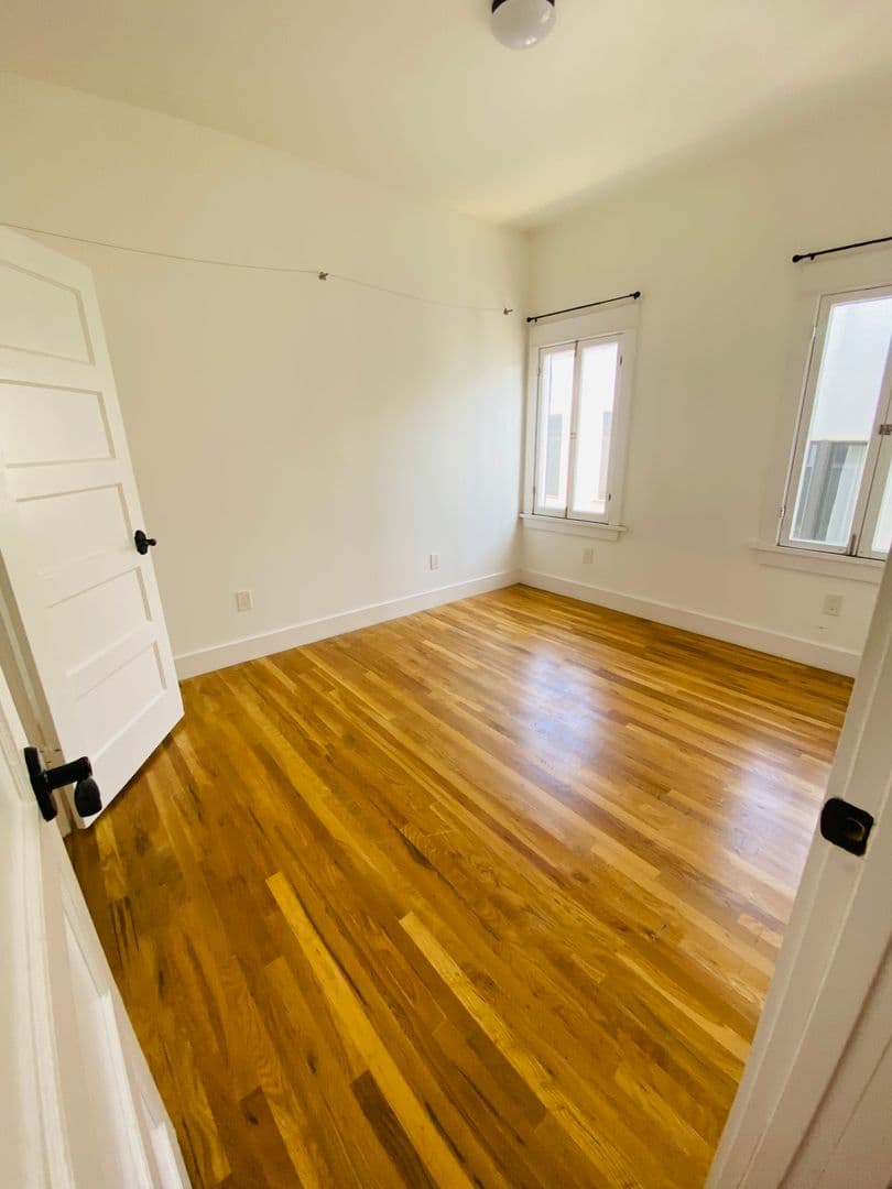 LOS ANGELES Apartment: 1672 S Harvard Ave