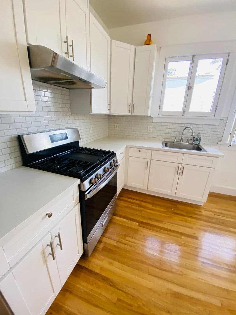 LOS ANGELES Apartment: 1672 S Harvard Ave