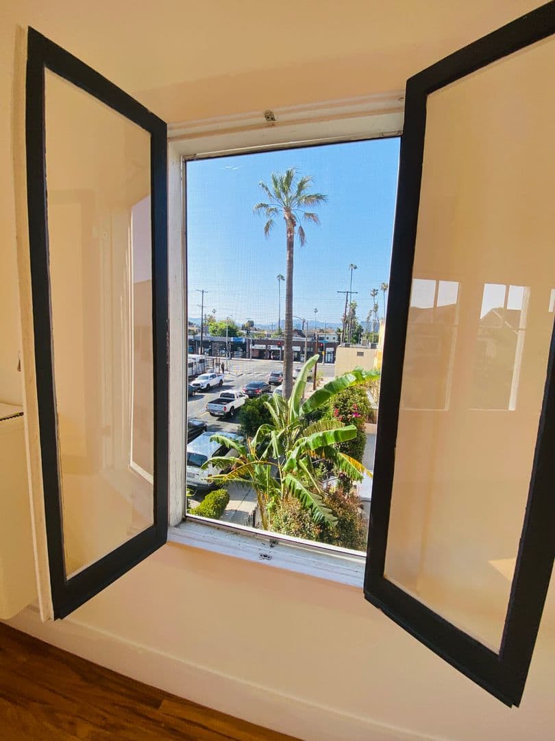 LOS ANGELES Apartment: 1672 S Harvard Ave