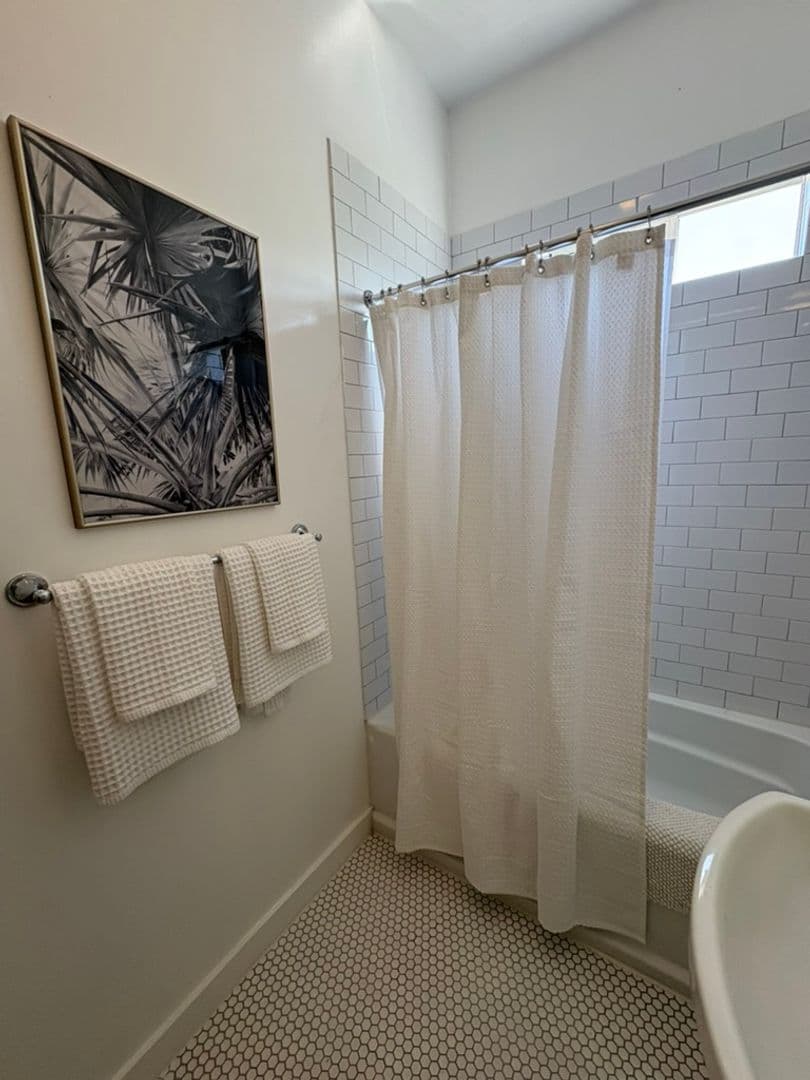 LOS ANGELES Apartment: 1672 S Harvard Ave