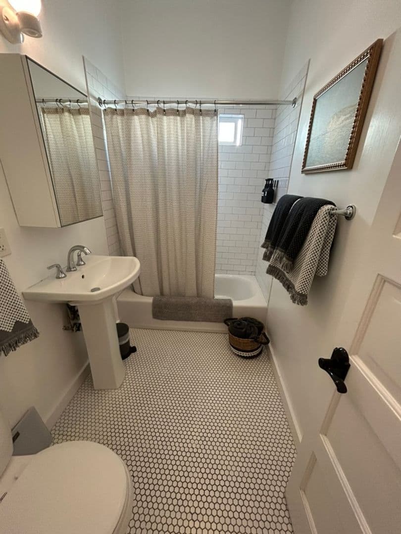 LOS ANGELES Apartment: 1672 S Harvard Ave