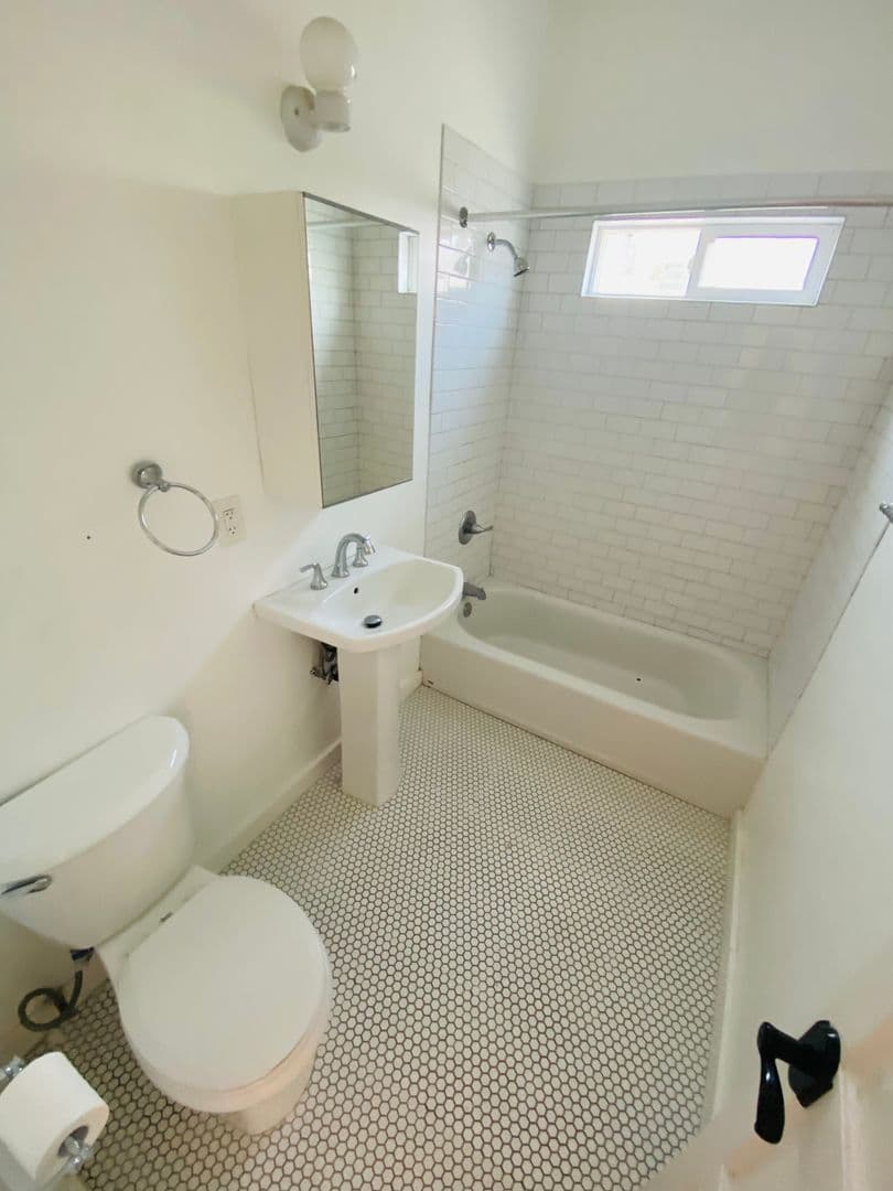 LOS ANGELES Apartment: 1672 S Harvard Ave