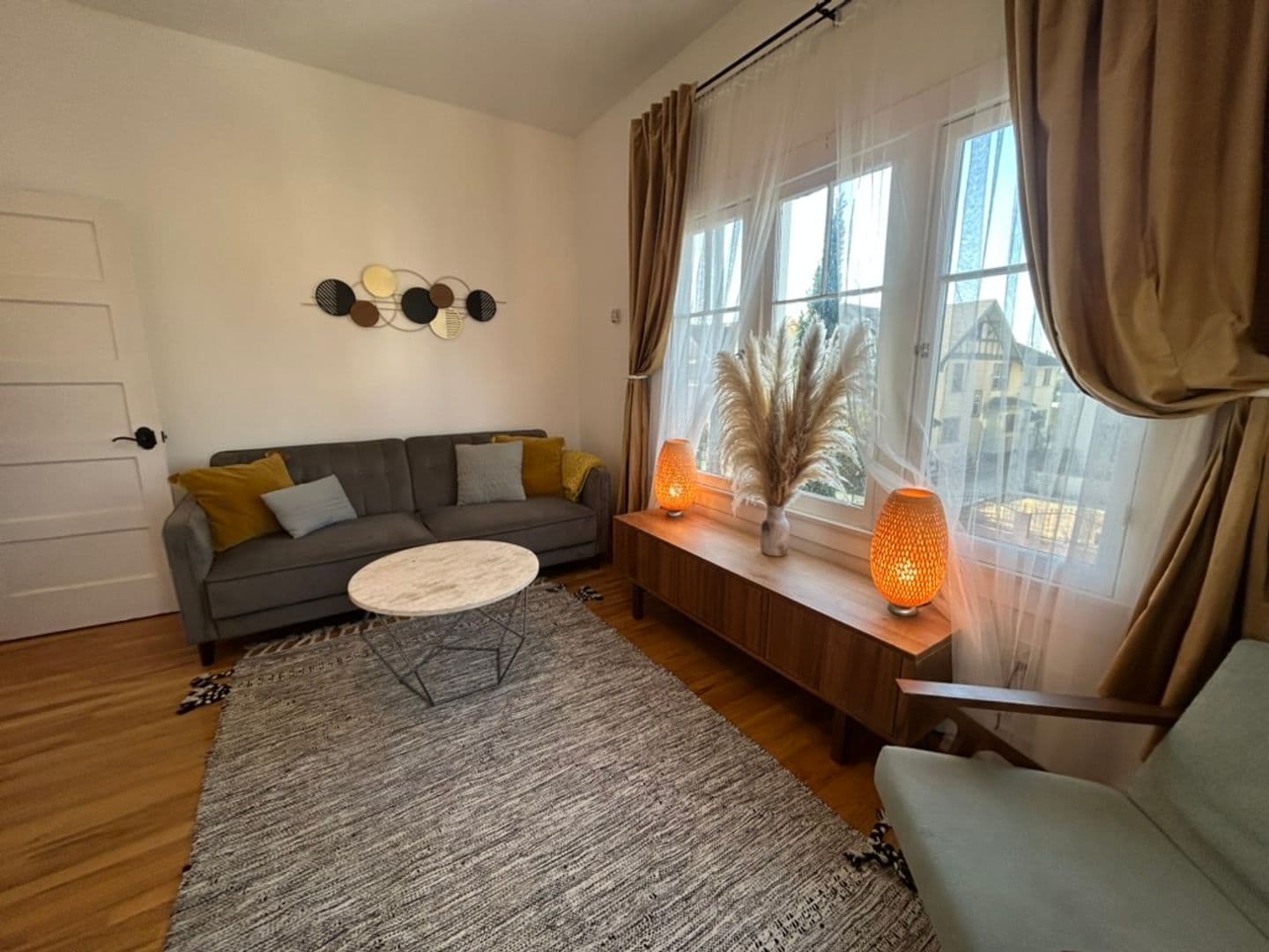 LOS ANGELES Apartment: 1672 S Harvard Ave