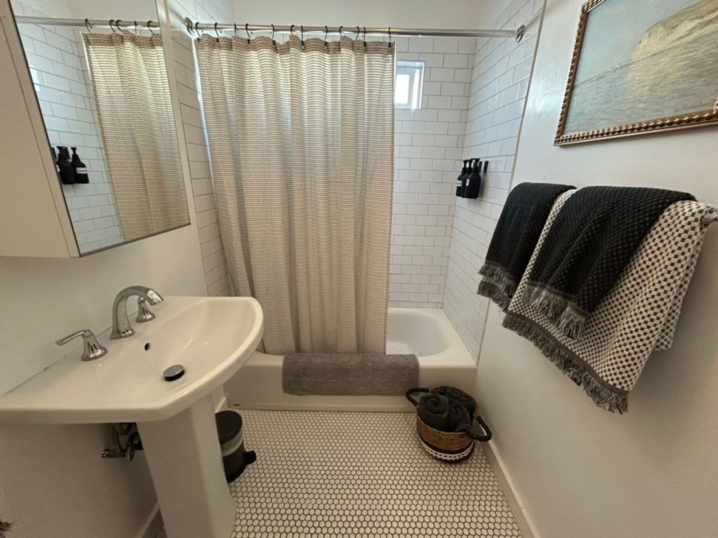 LOS ANGELES Apartment: 1672 S Harvard Ave