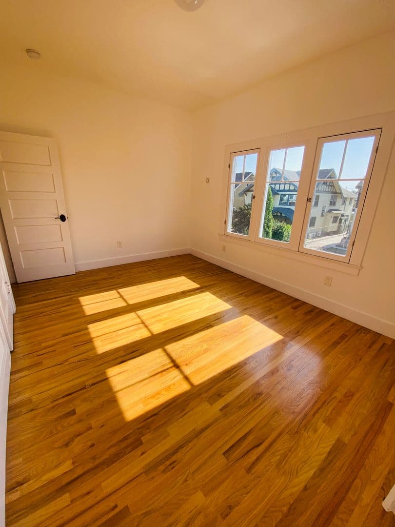 LOS ANGELES Apartment: 1672 S Harvard Ave