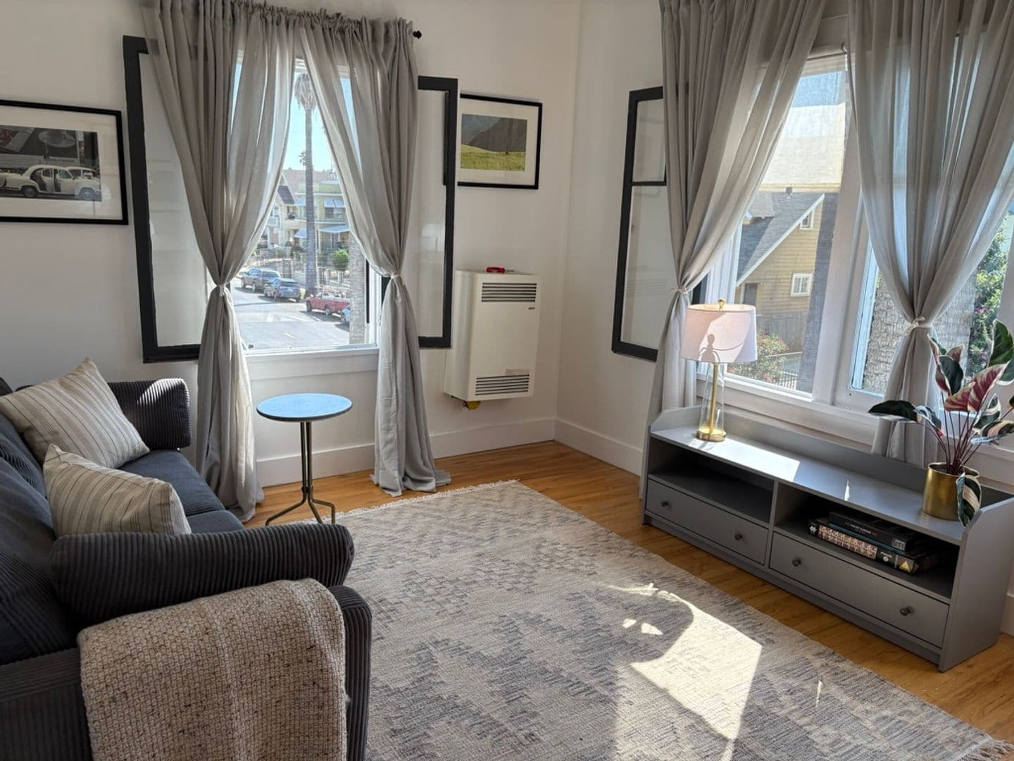 LOS ANGELES Apartment: 1672 S Harvard Ave