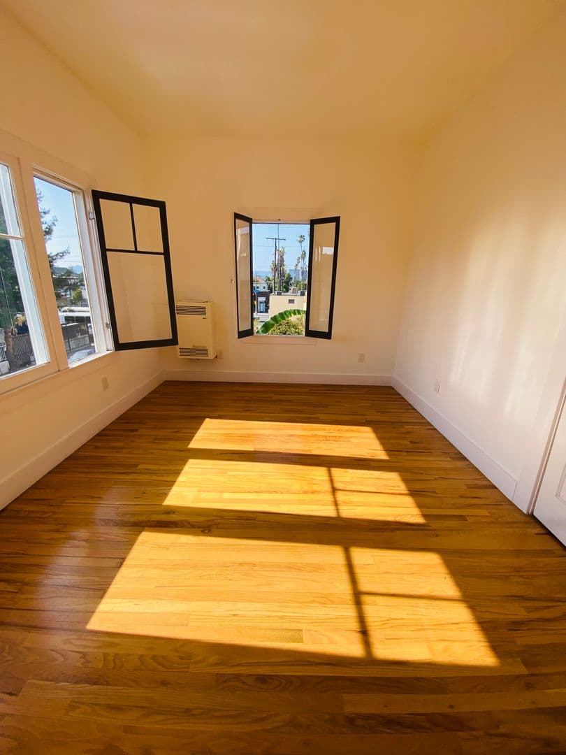 LOS ANGELES Apartment: 1672 S Harvard Ave