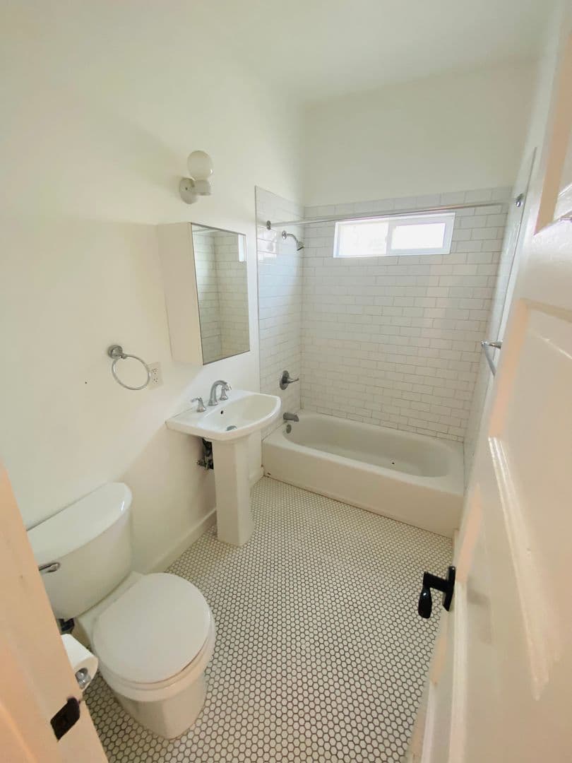 LOS ANGELES Apartment: 1672 S Harvard Ave