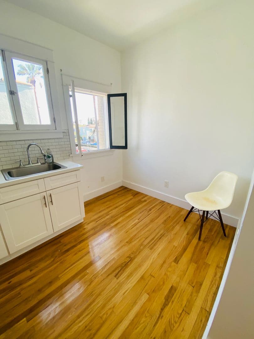 LOS ANGELES Apartment: 1672 S Harvard Ave