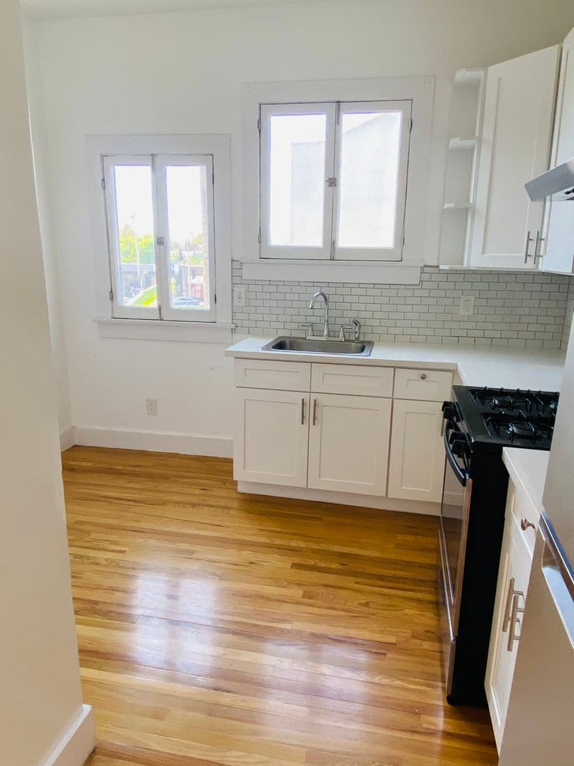 LOS ANGELES Apartment: 1672 S Harvard Ave