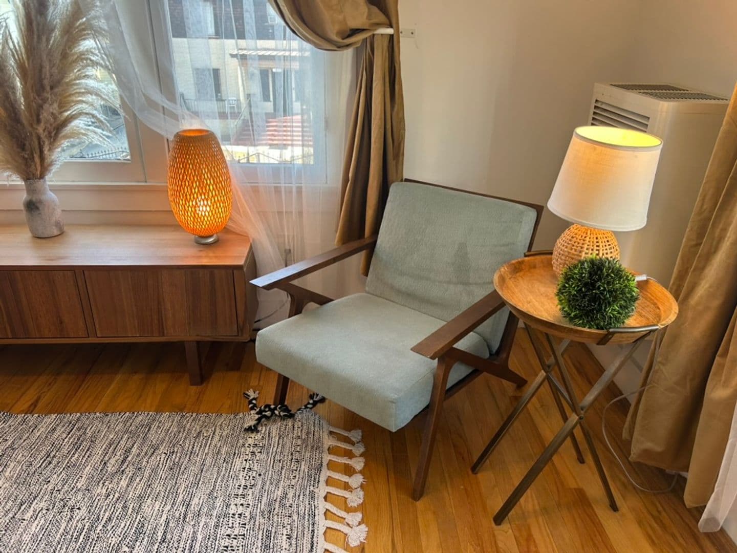 LOS ANGELES Apartment: 1672 S Harvard Ave