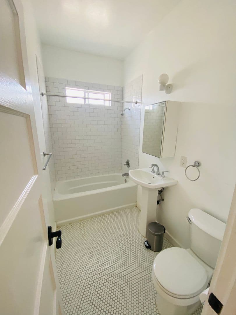 LOS ANGELES Apartment: 1672 S Harvard Ave