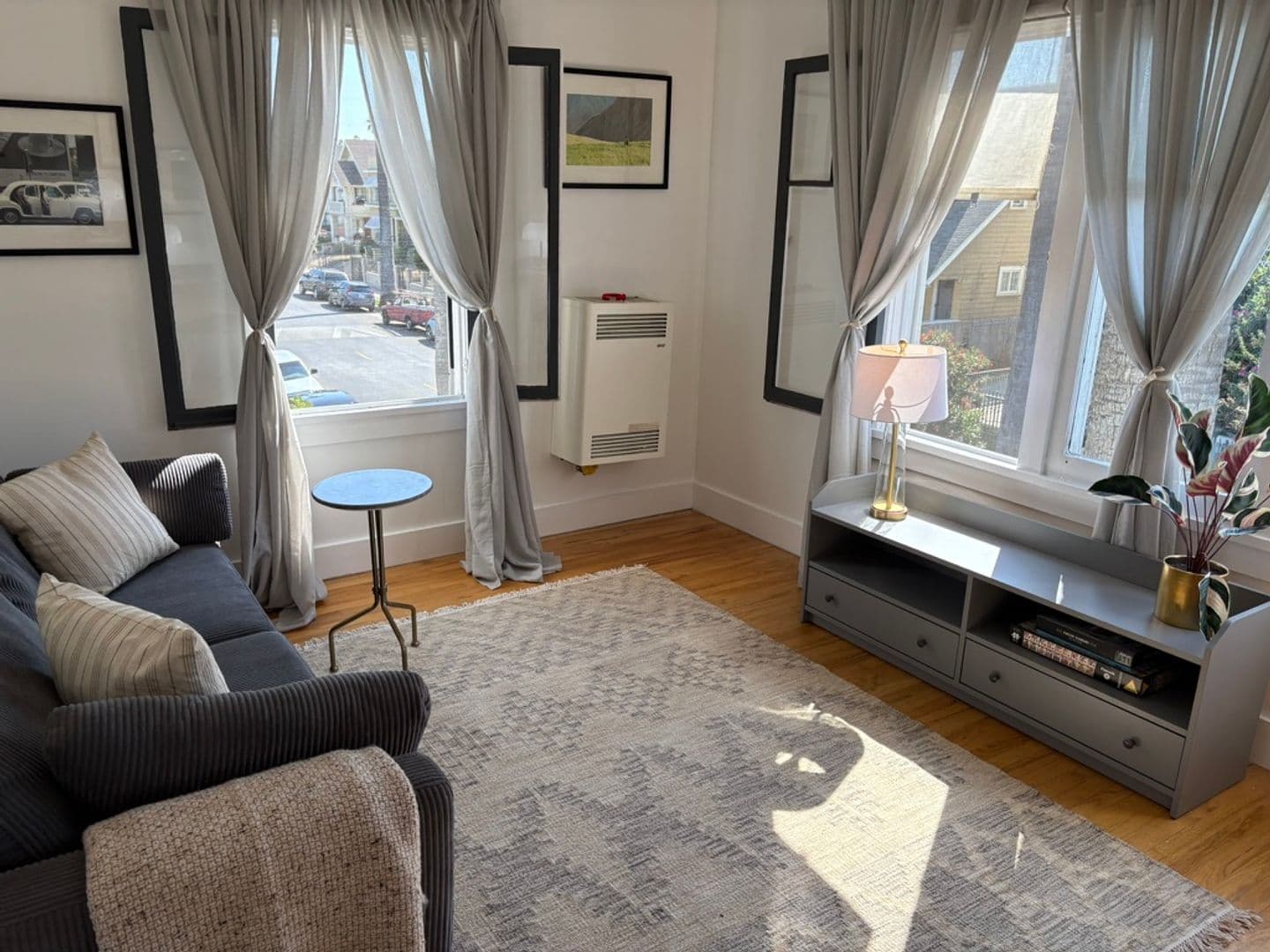 LOS ANGELES Apartment: 1672 S Harvard Ave