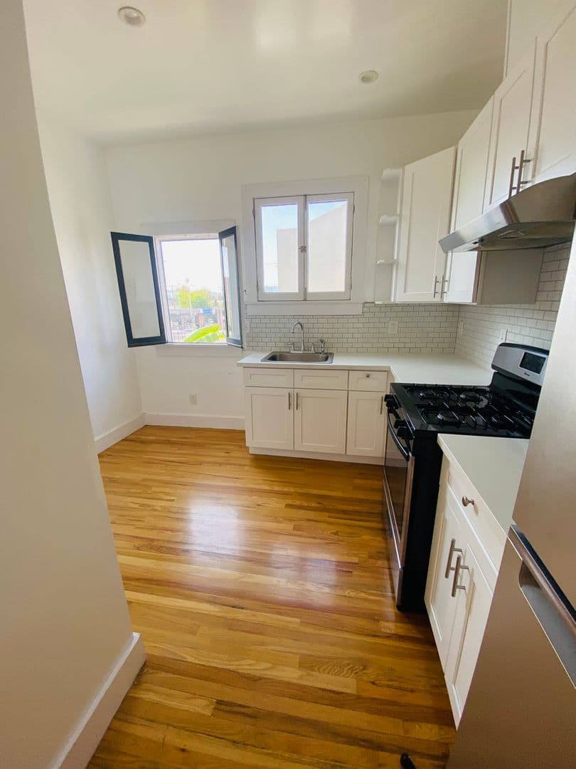 LOS ANGELES Apartment: 1672 S Harvard Ave