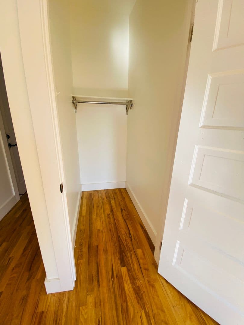 LOS ANGELES Apartment: 1672 S Harvard Ave
