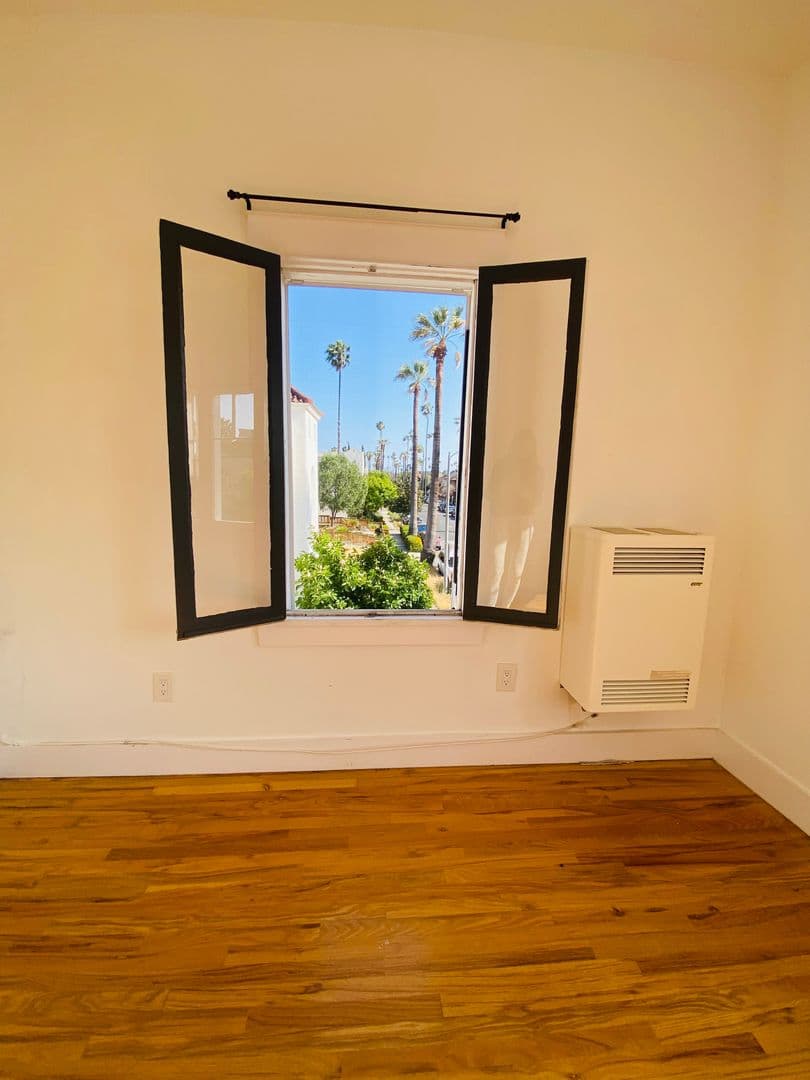 LOS ANGELES Apartment: 1672 S Harvard Ave