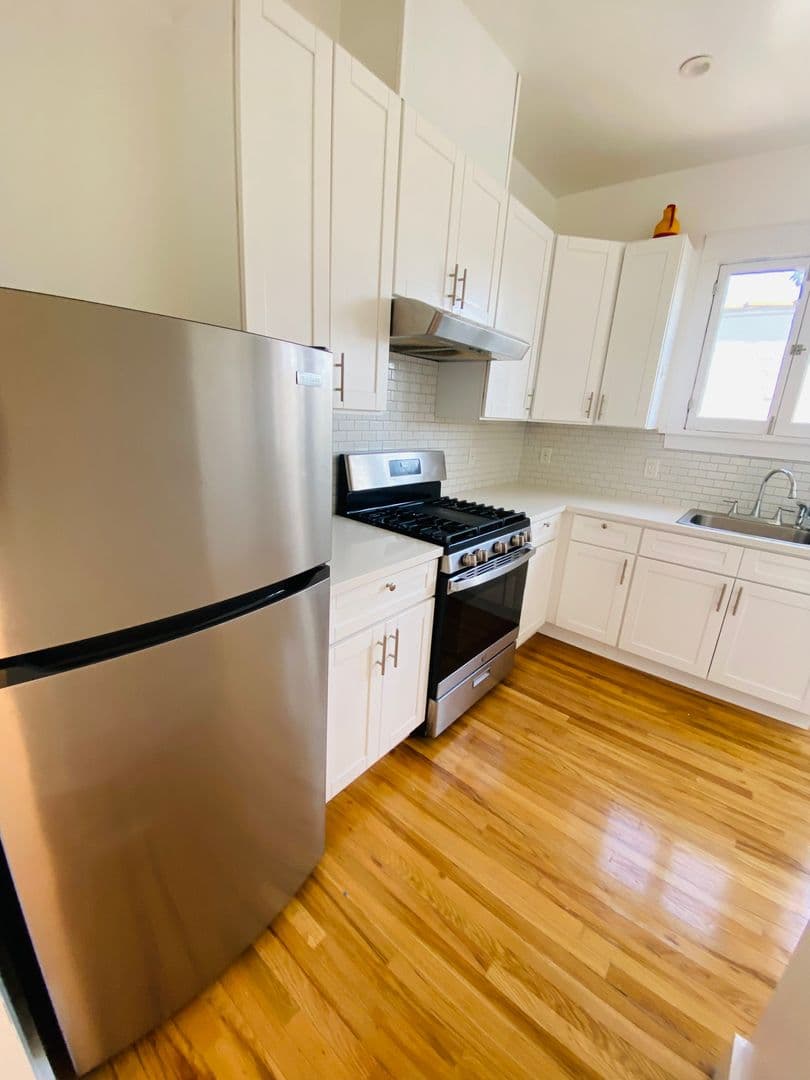 LOS ANGELES Apartment: 1672 S Harvard Ave