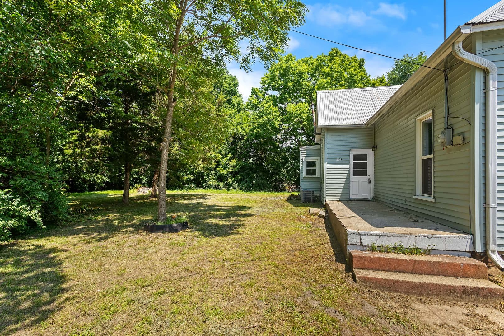 Veedersburg House: 321 S Main Street
