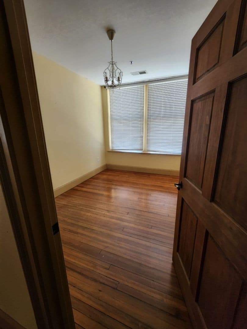 Gainesville Apartment: 114 Washington St. SE