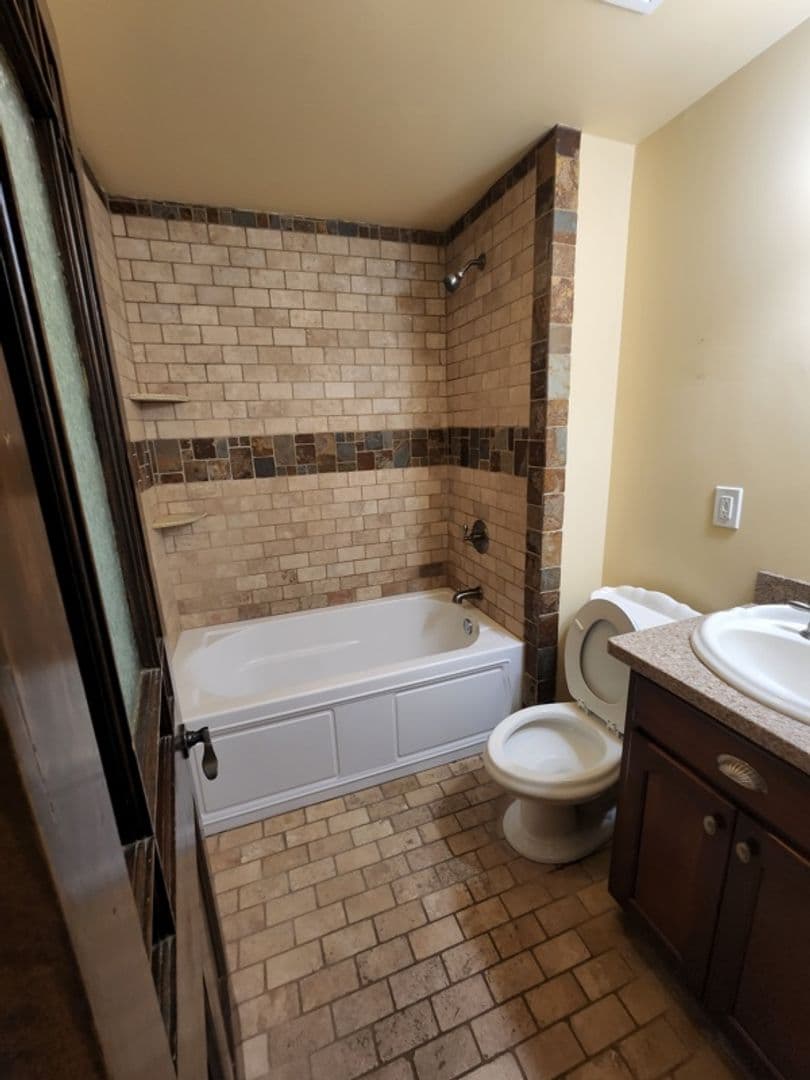 Gainesville Apartment: 114 Washington St. SE
