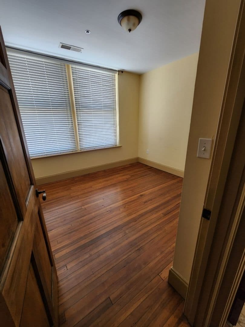 Gainesville Apartment: 114 Washington St. SE